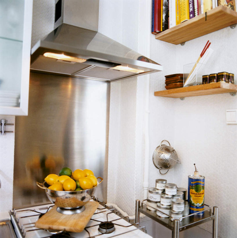 无人,竖图,室内,白天,正面,餐桌,厨房,桌子,柠檬,书籍,水果,一堆,一排,堆叠,堆积,新鲜,整齐,木制,布料,陶瓷,墙,生食,食品,果实,陶瓷制品,布纹,架子,墙壁,墙面,桌布,食物,排列,餐巾,木制品,容器,台布,碗,有机食品,绿色食品,餐台,油烟机,储藏,堆,储存,队列,书,图书,益母果,柠果,彩图,灶间,贮存