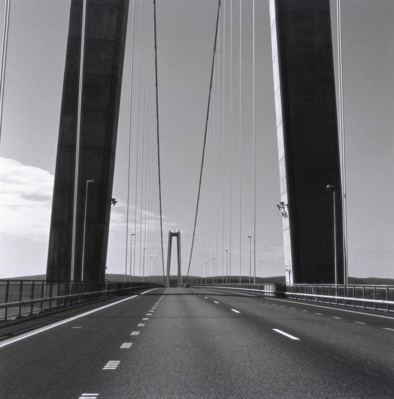 无人,竖图,黑白,室外,白天,仰视,旅游,度假,标志建筑,大桥,道路,地标,建筑,立交桥,路,桥梁,公路,阴影,光线,白线,影子,云,云朵,高架,斜拉桥,桥,交通,云彩,娱乐,建设,蓝色,白云,蓝天,天空,阳光,天,享受,休闲,旅游胜地,放松,晴朗,晴空,马路,低角度拍摄