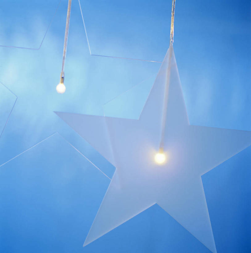 无人,竖图,室外,白天,正面,旅游,度假,吊挂,悬挂,阴影,光线,影子,星星,挂,娱乐,两个,蓝色,蓝天,天空,阳光,天,享受,休闲,星形,放松,精致,电灯泡,优美,照明设备,精美,五角形,精彩,精巧,五角星,彩图