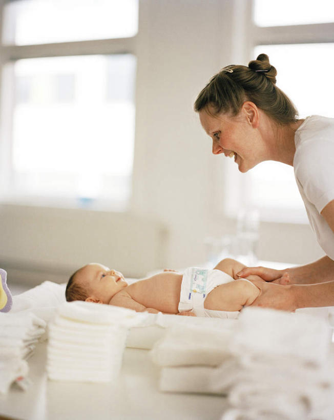 西方人,婴儿,儿童,两个人,家庭,母亲,站,躺,笑,微笑,露齿笑,竖图,室内,白天,侧面,纯洁,窗户,床,卧室,玻璃,欧洲,欧洲人,一块,弯腰,朦胧,模糊,床单,注视,被子,尿布,纸尿裤,尿不湿,玻璃窗,玻璃制品,小孩,观察,看,站着,温暖,温馨,一家人,可爱,母爱,童年,童趣,单人床,活泼,观看,和睦,察看,被单,纸尿布,关注,宝宝,更换,童真,纯真,烂漫,无邪,替换,纸尿片,弯身,母婴,卧着,伶俐,天真,年轻女性,女人,女性,白种人,孩子,年轻人,躺着,卧,站立,半身,彩图,睡房,卧房,融洽