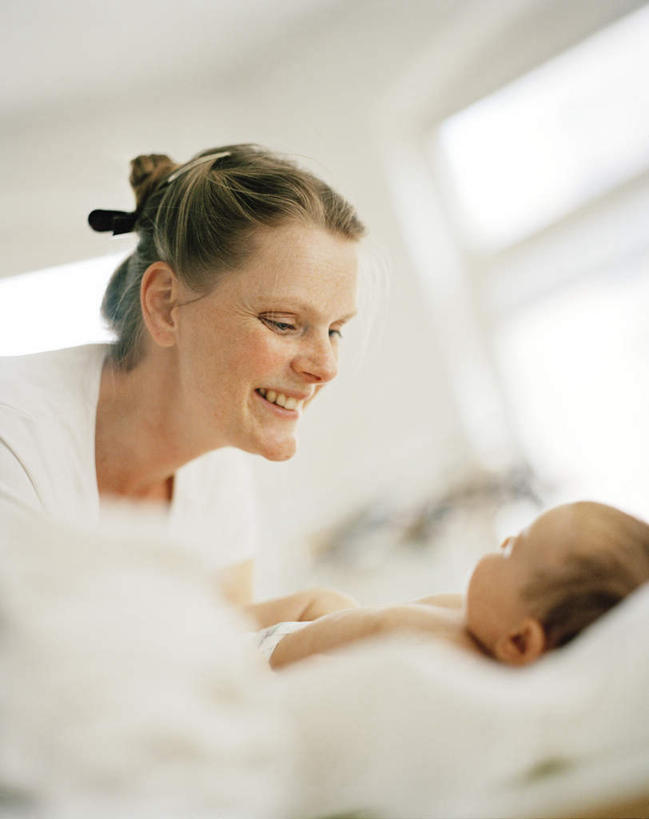 西方人,婴儿,儿童,两个人,家庭,母亲,站,躺,笑,微笑,露齿笑,竖图,室内,白天,仰视,纯洁,窗户,床,卧室,玻璃,欧洲,欧洲人,一块,弯腰,阴影,朦胧,模糊,光线,影子,床单,注视,被子,尿布,纸尿裤,尿不湿,玻璃窗,玻璃制品,小孩,阳光,观察,看,站着,温暖,温馨,一家人,可爱,母爱,童年,童趣,单人床,活泼,观看,和睦,察看,被单,纸尿布,关注,宝宝,更换,童真,纯真,烂漫,无邪,替换,纸尿片,弯身,母婴,卧着,伶俐,天真,年轻女性,女人,女性,白种人,孩子,年轻人,躺着,卧,站立,半身,彩图,低角度拍摄,睡房,卧房,融洽