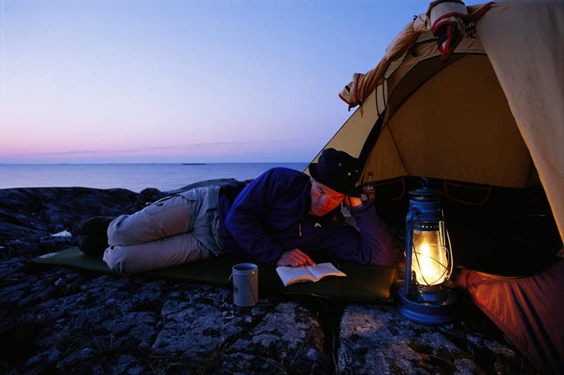 西方人,一个人,躺,横图,室外,白天,正面,看书,旅游,度假,阅读,河流,美景,日落,水,杯子,火,书籍,照明,欧洲,欧洲人,仅一个年轻女性,仅一个女性,仅一个人,撑,学习,阴影,服装,朦胧,模糊,光线,火焰,影子,帐篷,河水,景观,水流,晚霞,霞光,落日,燃烧,扭头,注视,休闲装,娱乐,灯,衣服,蓝色,倒影,蓝天,天空,阳光,自然,黄昏,水杯,书本,灯具,天,观察,看,转头,享受,休闲,休闲服,景色,彩霞,放松,读书,浏览,服饰,晴朗,观看,照亮,察看,倒映,撑着,照明设备,关注,自然风光,露营,野营,万里无云,宿营,夕照,反照,卧着,年轻女性,女人,女性,白种人,茶杯,书,图书,晴空,晴空万里,夕阳,躺着,卧,彩图,全身,马灯,斜阳