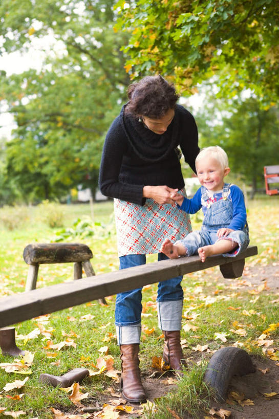 西方人,婴儿,儿童,两个人,家庭,母亲,女儿,站,坐,竖图,室外,白天,正面,旅游,度假,纯洁,草地,美景,植物,欧洲,欧洲人,弯腰,阴影,服装,光线,影子,景观,云,云朵,青苔,苔藓,云彩,扭头,注视,休闲装,娱乐,草,树,树木,小孩,衣服,蓝色,绿色,白云,蓝天,天空,阳光,自然,天,观察,看,站着,转头,享受,休闲,温暖,温馨,母女,一家人,休闲服,翘翘板,景色,放松,可爱,母爱,童年,童趣,服饰,活泼,生长,晴朗,成长,观看,和睦,察看,关注,自然风光,宝宝,童真,纯真,烂漫,无邪,弯身,伶俐,天真,年轻女性,女孩,女人,女性,白种人,孩子,年轻人,晴空,站立,坐着,彩图,全身,融洽,女生