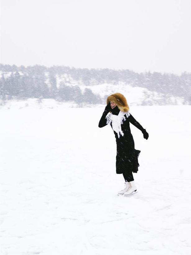 西方人,一个人,站,笑,微笑,露齿笑,竖图,室外,白天,正面,滚轴溜冰,树林,雪,植物,大雪,帽子,欧洲,欧洲人,仅一个男性,仅一个人,一堆,阴影,堆叠,堆积,朦胧,模糊,装饰,光线,影子,积雪,雪景,冬季,冬天,旱冰鞋,溜冰鞋,注视,树,树木,仅一个年轻男性,绿色,阳光,自然,手套,围巾,观察,看,站着,温暖,轮滑鞋,寒冷,生长,成长,围脖,观看,堆,保暖,华丽,点缀,察看,御寒,关注,衬托,美观,雅致,雅观,一顶,棉帽,严寒,单排轮滑,雷锋帽,溜冰,轮滑,男人,男性,年轻男性,白种人,站立,彩图,全身