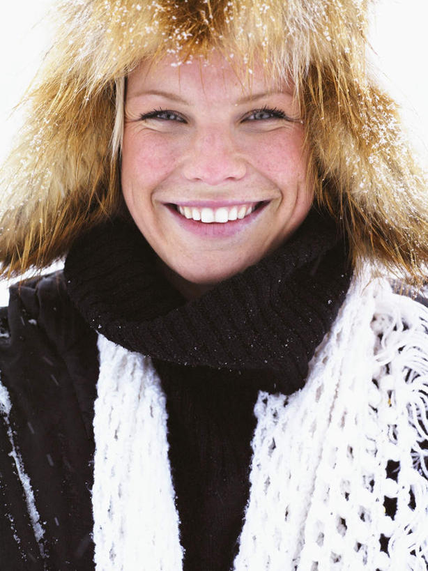 西方人,一个人,站,笑,微笑,露齿笑,竖图,室外,特写,白天,正面,帽子,欧洲,欧洲人,仅一个年轻女性,仅一个女性,仅一个人,朦胧,模糊,装饰,注视,围巾,观察,看,站着,温暖,围脖,观看,保暖,华丽,点缀,察看,御寒,关注,衬托,美观,雅致,雅观,一顶,棉帽,雷锋帽,年轻女性,女人,女性,白种人,站立,半身,彩图