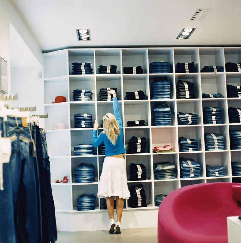 西方人,一个人,站,竖图,室内,白天,沙发,欧洲,欧洲人,仅一个年轻女性,仅一个女性,仅一个人,一堆,许多,阴影,堆叠,堆积,服装,裤子,光线,影子,粉红,拿,拿着,注视,牛仔裤,背面,衣服,阳光,衣柜,观察,看,站着,服饰,观看,堆,察看,衣着,穿着,关注,衣饰,年轻女性,女人,女性,白种人,站立,彩图,全身,皮沙发