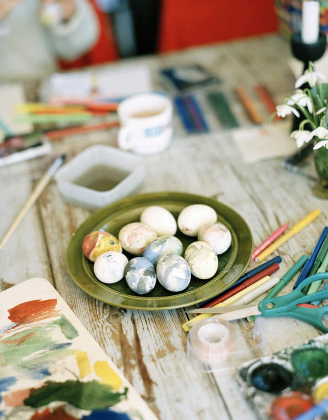 无人,竖图,俯视,彩色,室内,白天,桌面,叶子,复活节,许多,阴影,节日,朦胧,模糊,庆祝,盛开,光线,笔,影子,蛋,鸡蛋,绿叶,办公用品,花蕾,文化,文具,花,花瓣,花朵,鲜花,白色,阳光,画笔,学习用品,花苞,花蕊,庆典,嫩叶,纪念,五颜六色,颜料,文具用品,色彩斑斓,五彩缤纷,彩蛋,复活节彩蛋,草鸡蛋,颜料盘,卵,五彩斑斓,五光十色,叶,叶片,彩图,高角度拍摄