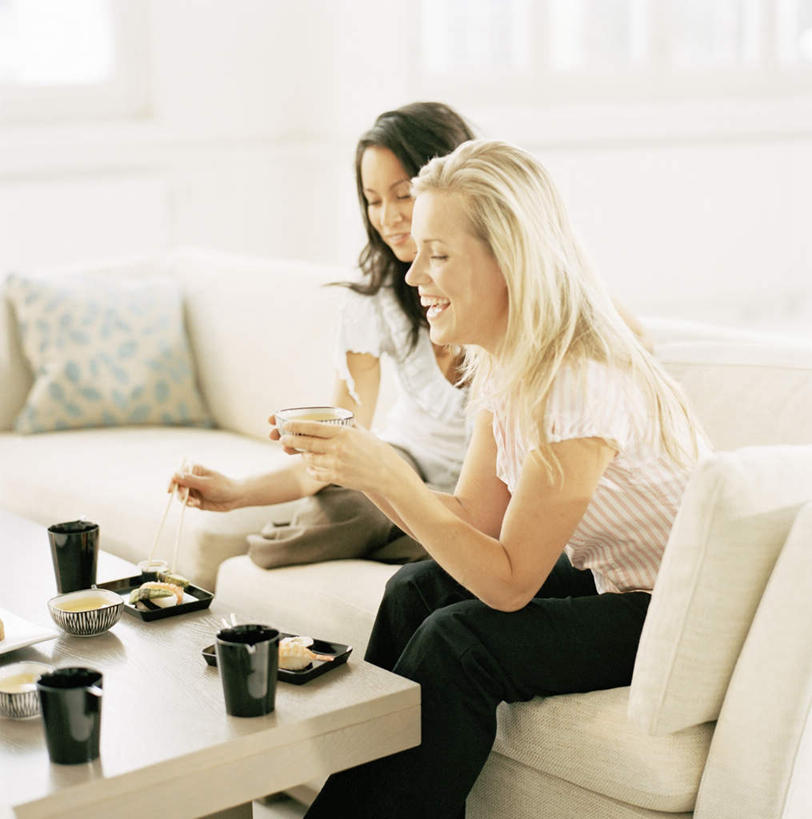 米饭,寿司,西方人,两个人,家,坐,吃,竖图,室内,白天,侧面,烹饪,别墅,餐桌,窗户,家具,沙发,装修,桌子,建筑,杯子,餐具,欧洲,欧式,欧洲人,许多,阴影,装饰,光线,碟子,盘,影子,陶瓷,房屋,屋子,公寓,日本料理,料理,食品,陶瓷制品,饭,豪华,建设,现代,装潢,菜肴,美食,洋房,楼房,玻璃窗,住宅,食物,阳光,盘子,容器,碟,室内装潢,碗,日式料理,日式,佳肴,餐台,储藏,样板房,明亮,五谷,舒适,家居装潢,储存,醋饭,房屋设计,地中海风格,古典风格,简约风格,室内设计,宽敞,样板房装潢,四喜饭,年轻女性,女人,女性,白种人,设计,嚼,食,坐着,半身,彩图,房子,贮存,皮沙发