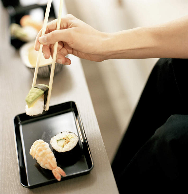 米饭,寿司,西方人,手,一个人,家,竖图,俯视,室内,白天,烹饪,别墅,家具,筷子,装修,建筑,欧洲,欧式,欧洲人,仅一个年轻女性,仅一个女性,仅一个人,阴影,装饰,光线,影子,房屋,屋子,公寓,蛋,虾,日本料理,料理,食品,饭,豪华,拿,拿着,建设,现代,装潢,菜肴,美食,洋房,楼房,住宅,盒子,食物,阳光,室内装潢,日式料理,日式,手部,佳肴,样板房,明亮,五谷,舒适,家居装潢,醋饭,房屋设计,地中海风格,古典风格,简约风格,室内设计,宽敞,样板房装潢,四喜饭,年轻女性,女人,女性,白种人,设计,半身,彩图,高角度拍摄,房子