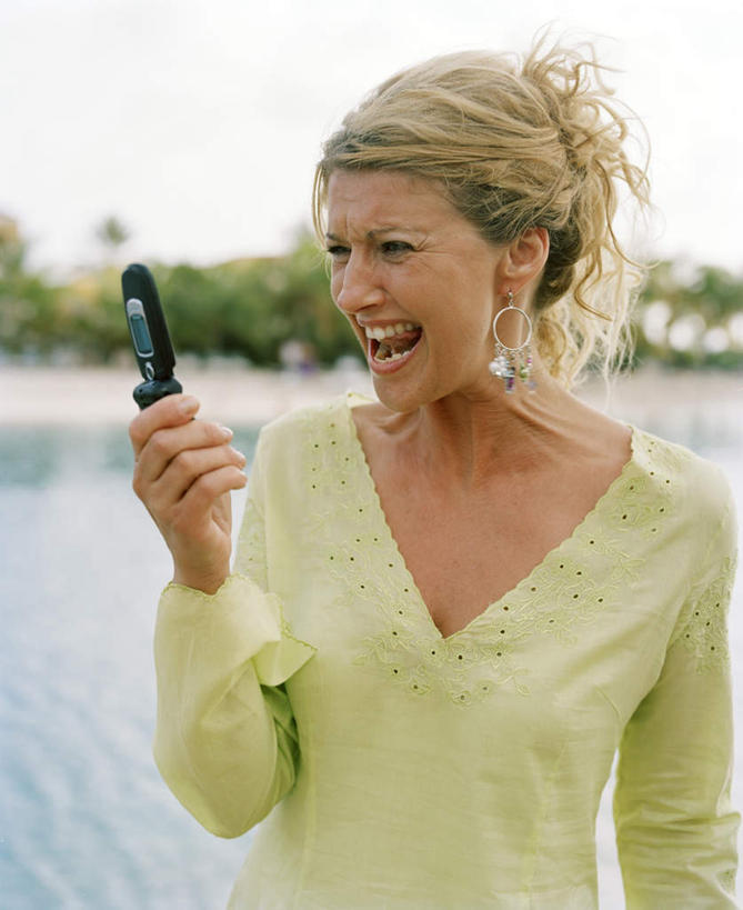 西方人,一个人,说,打电话,竖图,室外,特写,白天,侧面,讨论,湖,湖泊,水,植物,电话,手机,欧洲,欧洲人,仅一个女性,仅一个人,握,阴影,服装,光线,影子,湖面,水流,水面,拿,拿着,休闲装,通讯设备,树,树木,衣服,绿色,倒影,阳光,自然,耳环,湖水,仅一个中年女性,休闲,休闲服,握着,服饰,生长,成长,倒映,吵架,耳饰,反照,打骂,交流,女人,女性,中年女性,白种人,沟通,讲话,交谈,商讨,说话,谈话,通话,半身,彩图