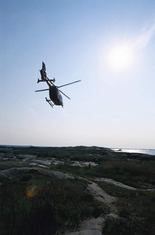 竖图,俯视,室外,白天,旅游,度假,石头,美景,森林,山,山脉,树林,植物,道路,飞机,路,一艘,阴影,光线,石子,影子,景观,山峰,小路,交通,山峦,娱乐,航空,树,树木,蓝色,绿色,蓝天,天空,阳光,自然,交通工具,群山,天,驾驶,行驶,享受,休闲,景色,放松,生长,晴朗,成长,飘浮,操纵,直升机,直升飞机,控制,自然风光,载具,操控,万里无云,把持,石块,岩石,晴空,晴空万里,彩图,高角度拍摄