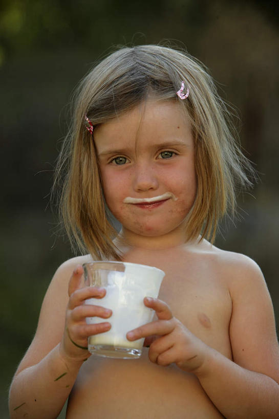 牛奶,西方人,儿童,一个人,站,笑,微笑,竖图,室外,白天,正面,纯洁,杯子,欧洲,欧洲人,仅一个女性,仅一个人,握,朦胧,模糊,装饰,饮品,一杯,营养,裸露,玻璃制品,饮料,两个,一个,小孩,发箍,发饰,饰品,水杯,站着,仅一个小孩,可爱,童年,童趣,握着,单个,头箍,乳制品,奶,裸,发卡,童真,烂漫,无邪,配饰,剩余,安神,残留,天真,女孩,女人,女性,白种人,孩子,长发,玻璃杯,站立,半身,彩图,女生