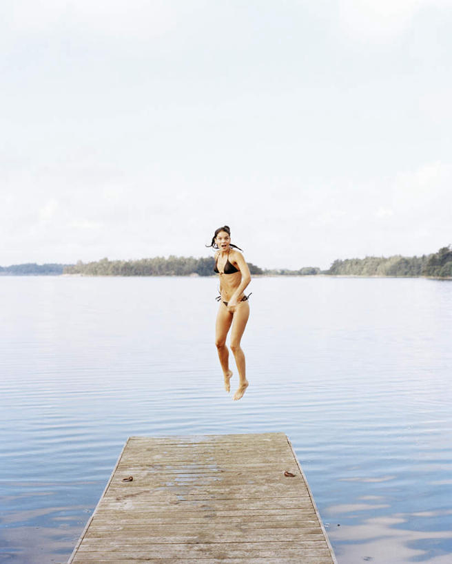 西方人,一个人,码头,跳,竖图,室外,白天,正面,湖,湖泊,水,欧洲,欧洲人,仅一个年轻女性,仅一个女性,仅一个人,阴影,平静,光线,影子,湖面,水流,水面,云,云朵,云彩,蓝色,白云,蓝天,天空,阳光,湖水,天,安静,晴朗,宁静,静谧,镇静,冷静,沉静,安祥,僻静,清静,太平,船埠,年轻女性,女人,女性,白种人,晴空,跳跃,彩图,全身