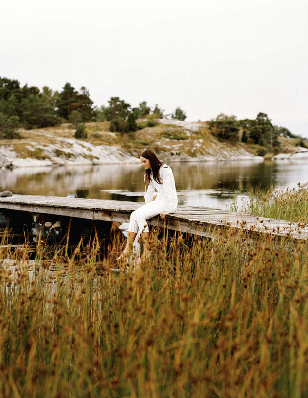 西方人,一个人,码头,坐,竖图,室外,白天,正面,草地,植物,欧洲,欧洲人,仅一个年轻女性,仅一个女性,仅一个人,阴影,服装,光线,木制,影子,休闲装,草,树,树木,衣服,蓝色,绿色,白色,黑色,蓝天,天空,阳光,自然,木制品,天,休闲,休闲服,服饰,生长,晴朗,成长,万里无云,船埠,年轻女性,女人,女性,白种人,长发,晴空,晴空万里,坐着,彩图,全身