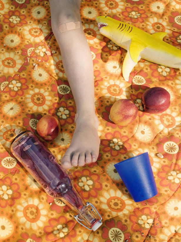 西方人,儿童,腿部,脚,脚趾,脚趾甲,腿,一个人,竖图,俯视,室外,白天,游戏,哺乳动物,鲨鱼,野生动物,桃子,杯子,水果,玩具,欧洲,欧洲人,仅一个男性,仅一个人,新鲜,塑料,生食,食品,果实,玩,娱乐,海洋生物,玻璃制品,酒瓶,食物,小孩,动物,玻璃瓶,瓶子,塑料制品,医疗用品,仅一个小孩,休闲,益智,治疗,有机食品,绿色食品,活动,塑料杯,医疗,医疗设备,发泄,消遣,智力,水生动物,胶布,水生物,凶猛,海底动物,肺果,宣泄,止血,黑鳍礁鲨,黑鳍鲨,黑翼鲨,乌翅真鲨,残暴,凶残,男孩,男人,男性,白种人,孩子,脚指甲,绷带,创可贴,沙鱼,玩耍,嬉戏,半身,彩图,高角度拍摄,男生