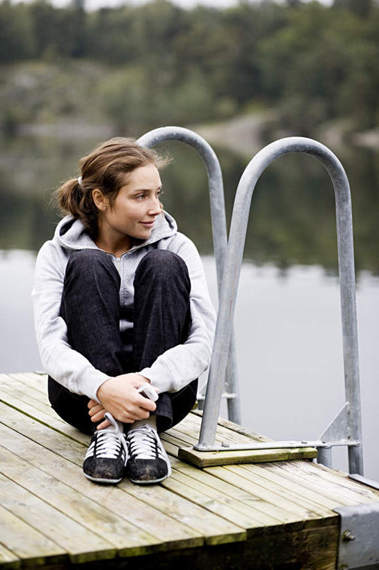 西方人,一个人,栏杆,码头,蹲,笑,微笑,露齿笑,竖图,室外,白天,正面,寂寞,湖,湖泊,水,植物,港口,欧洲,欧洲人,仅一个年轻女性,仅一个女性,仅一个人,阴影,服装,光线,扶手,影子,岸边,湖面,水流,水面,注视,护栏,树,树木,衣服,绿色,倒影,阳光,自然,湖水,观察,看,温暖,服饰,生长,成长,观看,羽绒服,保暖,察看,倒映,御寒,关注,孑立,反照,冬装,孤单,孤独,年轻女性,女人,女性,白种人,蹲着,彩图,全身,摆渡口,埠头,渡口,渡头,港湾,海港,货运码头,口岸,商港