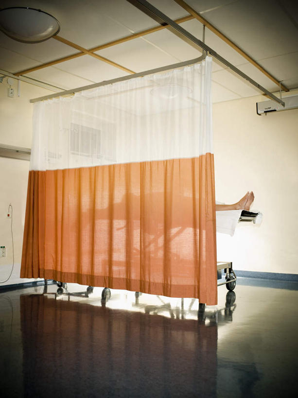 无人,医院,竖图,室外,白天,正面,床,屏风,瓷砖,地砖,墙,屋顶,床单,地面,顶棚,被子,墙壁,墙面,倒影,单人床,倒映,被单,医疗机构,反照,彩图,病院,诊所