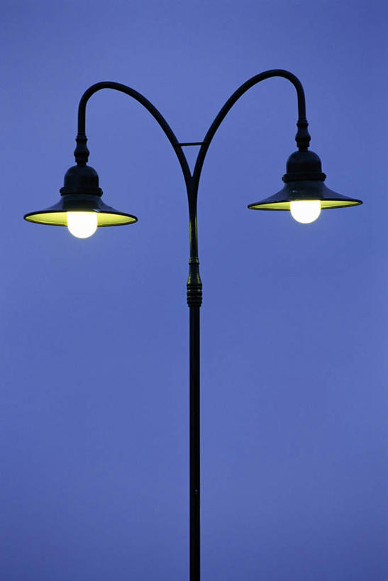 无人,竖图,室外,特写,白天,仰视,度假,美景,城市风光,城市,路灯,照明,阴影,光线,影子,景观,灯光,娱乐,灯,蓝色,蓝天,天空,黄昏,天,享受,休闲,景色,放松,晴朗,照亮,照明设备,万里无云,两盏,薄暮,晴空,晴空万里,彩图,低角度拍摄,傍晚