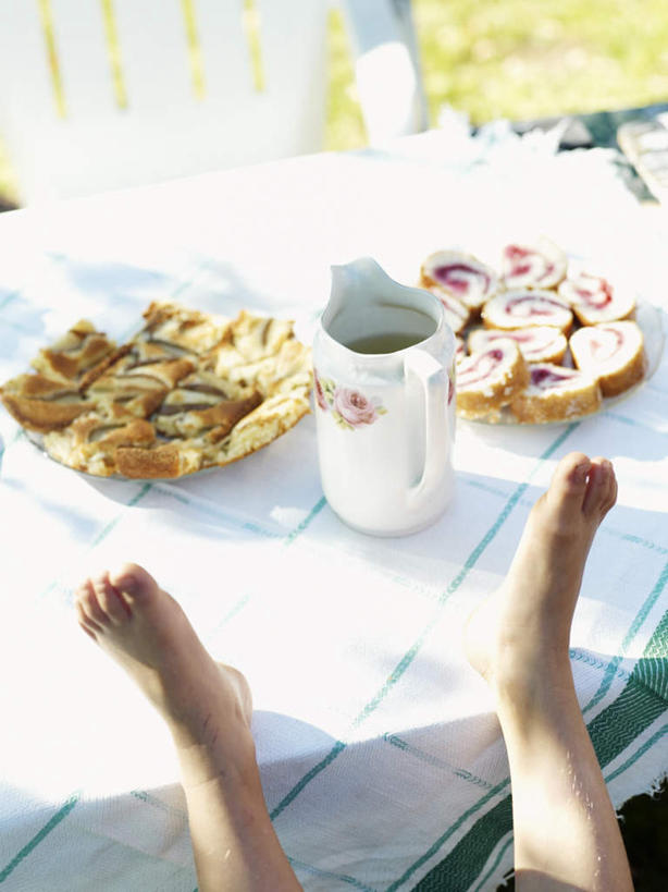 点心,西方人,儿童,腿部,脚,脚趾,脚趾甲,腿,一个人,躺,竖图,俯视,室外,白天,幸福,纯洁,草地,草坪,植物,茶,欧洲,欧洲人,仅一个男性,仅一个人,阴影,光线,布料,壶,影子,食品,甜点,甜品,布纹,娱乐,水壶,桌布,草,食物,糕点,饮料,小孩,绿色,阳光,餐巾,茶壶,容器,台布,甜食,仅一个小孩,享受,休息,休闲,温馨,放松,可爱,乐趣,童年,童趣,柠檬茶,舒适,童真,烂漫,无邪,瑞士卷,歇息,苏息,卧着,天真,男孩,男人,男性,白种人,孩子,脚指甲,躺着,卧,半身,彩图,高角度拍摄,男生