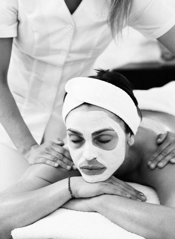 西方人,两个人,站,竖图,黑白,室内,白天,正面,工作服,制服,按摩,床,欧洲,欧洲人,美白,床单,被子,化妆品,趴着,清洁,站着,享受,健康,面膜,去角质,保健,单人床,保湿,滋润,被单,护肤品,去死皮,舒缓,指压,片状,片状面膜,去污,控油,紧肤,嫩肤,祛痘,去痘,祛角质,抗衰,再生,增白,补水,祛斑,抗皱,防皱,除皱,去皱,工作制服,男人,男性,年轻男性,年轻女性,女人,女性,白种人,趴,站立,半身,工作套服,推拿