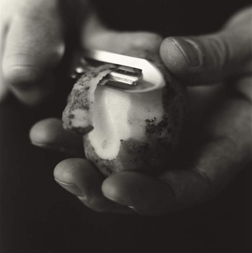 西方人,一个人,站,方图,俯视,黑白,室外,白天,蔬菜,土豆,欧洲,欧洲人,仅一个男性,仅一个人,握,朦胧,模糊,新鲜,食品,拿,拿着,食物,仅一个年轻男性,一个,站着,握着,有机食品,绿色食品,单个,剥皮器,馍馍蛋,男人,男性,年轻男性,白种人,洋芋,山药蛋,马铃薯,站立,半身,高角度拍摄