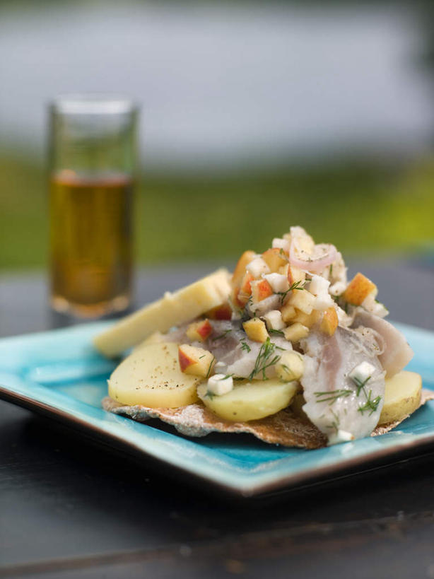 奶酪,无人,竖图,室外,白天,正面,餐桌,桌面,桌子,苹果,土豆,杯子,餐具,朦胧,模糊,木制,鱼,碟子,盘,干酪,起司,芝士,营养,鱼类,海洋生物,一个,盘子,木制品,水杯,碟,乳酪,单个,餐台,鲱鱼,乳制品,水生动物,水生物,发酵,海底动物,馍馍蛋,一碟,茶杯,洋芋,山药蛋,马铃薯,彩图