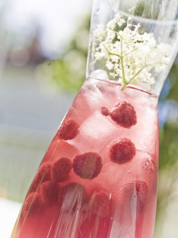 果汁,无人,竖图,室外,特写,白天,正面,浆果,阴影,朦胧,模糊,光线,影子,冰,桑葚,冰块,美味,柠檬水,冷冻,阳光,覆盆子,寒冷,冷藏,冰冷,可口,保鲜,适口,彩图