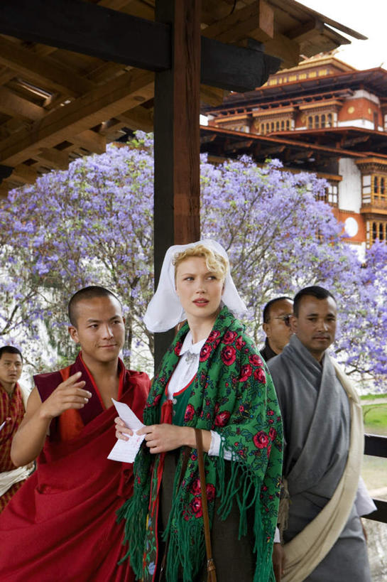 西方人,站,竖图,室外,白天,正面,民族服装,欧洲,不丹,欧洲人,亚洲,阴影,光线,影子,屋顶,许多人,顶棚,阳光,站着,一群人,南亚,不丹王国,男人,男性,年轻男性,年轻女性,女人,女性,白种人,站立,半身,彩图,传统服装,民俗服