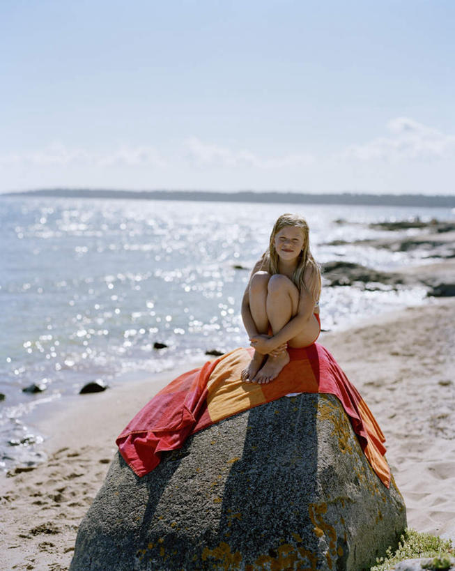 西方人,儿童,一个人,坐,竖图,室外,白天,正面,纯洁,海浪,海洋,石头,沙滩,旗帜,瑞典,欧洲,欧洲人,仅一个女性,仅一个人,阴影,光线,沙子,石子,影子,海岸,浪花,沙地,小孩,蓝色,蓝天,天空,阳光,海水,天,仅一个小孩,可爱,童年,童趣,晴朗,斯堪的纳维亚,北欧,斯堪的纳维亚半岛,海景,童真,烂漫,无邪,万里无云,哥得兰岛,哥得兰省,哥特兰,哥特兰省,瑞典王国,天真,女孩,女人,女性,白种人,孩子,旗,大海,风浪,海,海水的波动,海滩,近岸浪,石块,岩石,涌浪,晴空,晴空万里,坐着,彩图,全身,女生