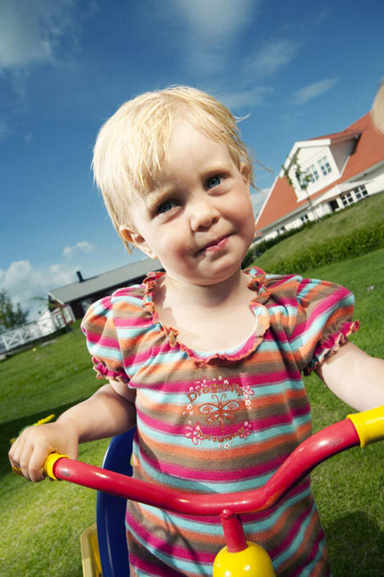 西方人,儿童,一个人,家,坐,竖图,室外,白天,仰视,游戏,纯洁,草地,草坪,植物,玩具,瑞典,欧洲,欧洲人,仅一个女性,仅一个人,阴影,服装,光线,影子,房屋,屋子,云,云朵,玩,云彩,休闲装,娱乐,楼房,住宅,车,草,小孩,衣服,蓝色,绿色,白云,蓝天,天空,阳光,童车,天,扶,仅一个小孩,休闲,休闲服,可爱,童年,童趣,益智,服饰,晴朗,活动,扶着,斯堪的纳维亚,消遣,载具,北欧,斯堪的纳维亚半岛,童真,烂漫,无邪,折叠童车,瑞典王国,天真,女孩,女人,女性,白种人,孩子,晴空,玩耍,嬉戏,坐着,半身,彩图,低角度拍摄,房子,女生