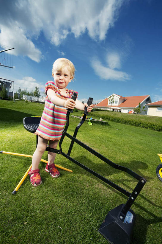 西方人,儿童,一个人,家,坐,竖图,室外,白天,侧面,游戏,纯洁,草地,草坪,植物,玩具,瑞典,欧洲,欧洲人,仅一个女性,仅一个人,阴影,服装,光线,影子,房屋,屋子,云,云朵,玩,云彩,扭头,休闲装,娱乐,楼房,住宅,草,小孩,衣服,蓝色,绿色,白云,蓝天,天空,阳光,天,扶,转头,仅一个小孩,休闲,休闲服,翘翘板,可爱,童年,童趣,益智,服饰,晴朗,活动,扶着,斯堪的纳维亚,发泄,消遣,智力,北欧,斯堪的纳维亚半岛,童真,烂漫,无邪,宣泄,瑞典王国,天真,女孩,女人,女性,白种人,孩子,晴空,玩耍,嬉戏,坐着,彩图,全身,房子,女生