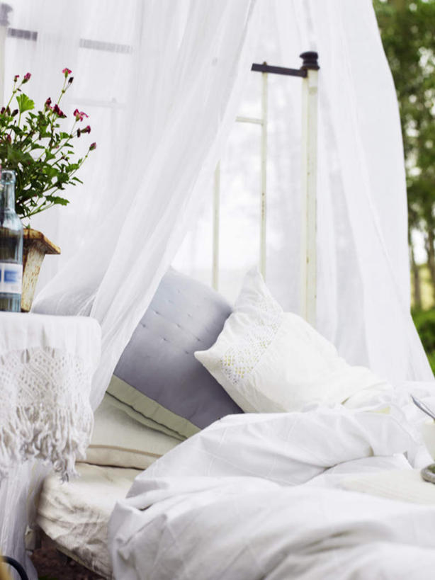 无人,竖图,室外,白天,正面,满意,植物,床,靠垫,纺织品,阴影,柔软,装饰,盛开,飘扬,光线,布,影子,双人床,床单,靠枕,织物,花蕾,被子,花,花瓣,花朵,鲜花,树,树木,绿色,阳光,自然,垫子,枕头,花苞,花蕊,舒服,温馨,生长,成长,飘逸,华丽,柔滑,修饰,布匹,点缀,舒适,被单,飞扬,惬意,衬托,美观,雅致,雅观,娇嫩,柔嫩,优柔,惬心,舒畅,恬逸,彩图