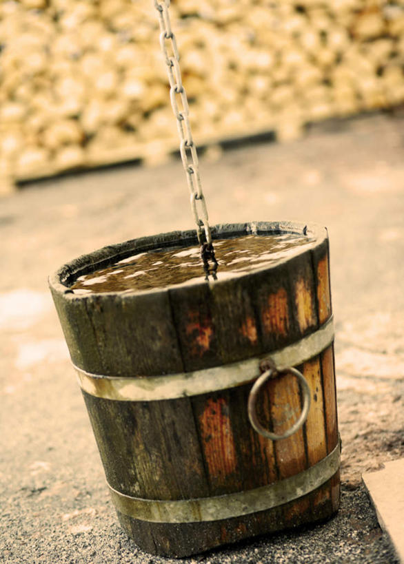 无人,竖图,俯视,室外,特写,白天,水,金属制品,阴影,光线,金属,木桶,桶,液体,影子,水滴,一个,阳光,黄昏,容器,链子,单个,储藏,储存,薄暮,彩图,高角度拍摄,傍晚,贮存