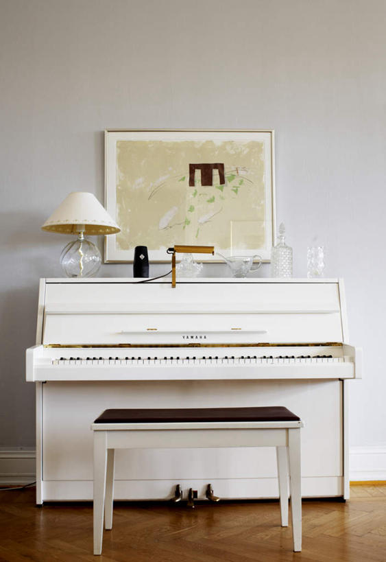 无人,竖图,室内,白天,正面,键盘,地板,台灯,照明,阴影,装饰,光线,影子,钢琴,墙,灯光,乐器,地面,木地板,墙壁,墙面,灯,灯具,华丽,修饰,照亮,点缀,键盘乐器,照明设备,挂画,衬托,美观,雅致,雅观,彩图