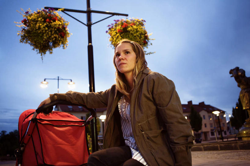 西方人,一个人,坐,横图,室外,夜晚,仰视,游戏,花海,花圃,植物,路灯,玩具,叶子,照明,欧洲,欧洲人,仅一个女性,仅一个人,阴影,服装,盛开,光线,影子,灯光,玩,花蕾,注视,休闲装,娱乐,车,灯,花,花瓣,花朵,花卉,鲜花,树,树木,衣服,蓝色,绿色,蓝天,天空,自然,黄昏,童车,花丛,花束,花田,天,花苞,花蕊,观察,看,仅一个中年女性,休闲,休闲服,益智,服饰,生长,晴朗,成长,观看,活动,照亮,察看,照明设备,关注,消遣,载具,万里无云,折叠童车,薄暮,女人,女性,中年女性,白种人,晴空,晴空万里,抬头,玩耍,嬉戏,仰头,坐着,半身,彩图,低角度拍摄,傍晚