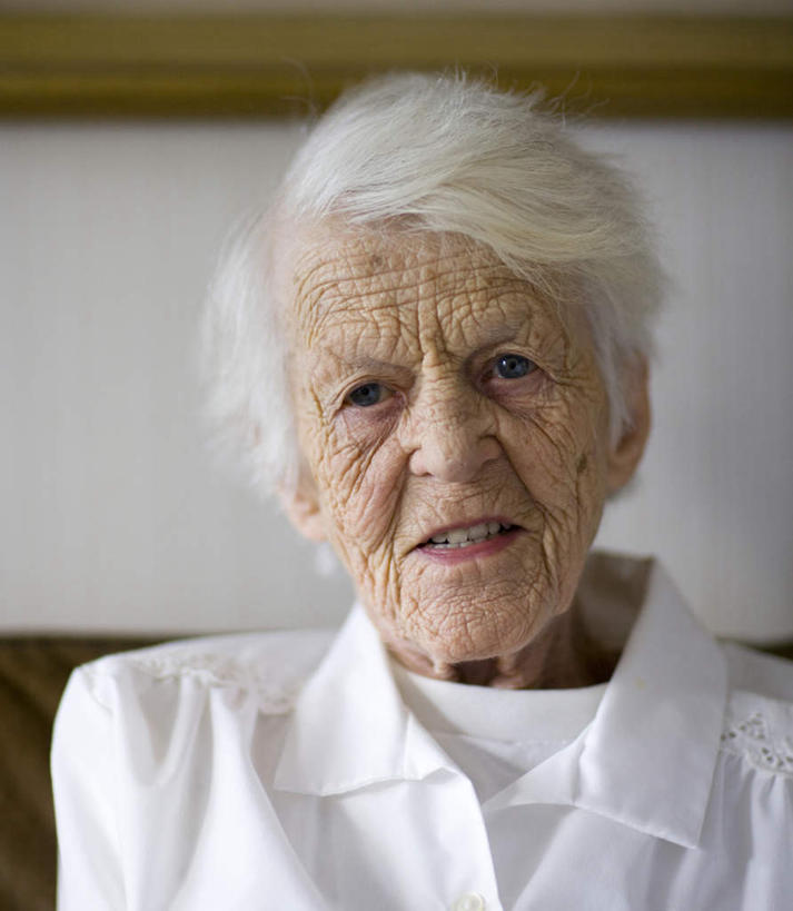 西方人,脸,头,脸颊,头发,一个人,客厅,坐,竖图,室内,特写,白天,正面,沙发,欧洲,欧洲人,仅一个女性,仅一个人,阴影,服装,反射,影子,墙,注视,休闲装,肩膀,墙壁,墙面,衣服,白色,观察,看,休闲,休闲服,服饰,仅一个老年女性,观看,察看,起居室,平和,关注,布艺沙发,客堂,和气,和善,老年女性,女人,女性,白种人,头部,直发,脸部,脸蛋,面部,坐着,半身,彩图,和蔼,短发