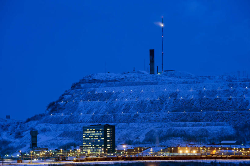 无人,高楼大厦,横图,室外,夜晚,正面,度假,安全,美景,雪,大雪,城市风光,城市,大厦,建筑,摩天大楼,瑞典,欧洲,阴影,平静,光线,影子,积雪,景观,雪景,冬季,冬天,灯光,娱乐,享受,休闲,景色,放松,寒冷,宁静,斯堪的纳维亚,北欧,斯堪的那维亚,斯堪的那维亚半岛,斯堪的纳维亚半岛,和平,安详,严寒,太平,安适,瑞典王国,安好,宁靖,北博滕,北博滕省,自治市,基律纳,彩图,大楼,高层建筑,高楼,摩天楼,基律纳市