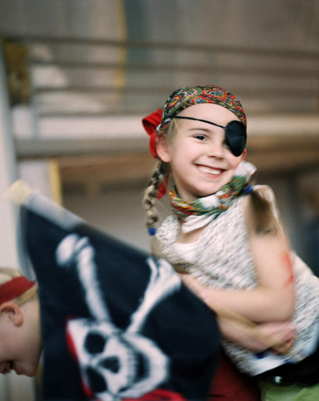 西方人,儿童,颅骨,两个人,伙伴,朋友,栏杆,露台,笑,微笑,露齿笑,竖图,室外,白天,侧面,戏服,游戏,友谊,纯洁,神秘,合作,团队,阳台,旗帜,欧洲,欧洲人,表演,阴影,服装,朦胧,模糊,装饰,光线,影子,栅栏,篱笆,围栏,玩,注视,休闲装,娱乐,护栏,小孩,衣服,白色,黑色,阳光,围巾,观察,看,趴着,休闲,温暖,休闲服,可爱,童年,童趣,战略,海盗,服饰,围脖,观看,活动,保暖,华丽,点缀,犯罪,察看,恐怖,御寒,发泄,关注,消遣,智力,特殊,角色扮演,抢劫,童真,烂漫,无邪,可怕,打劫,邪恶,宣泄,联合,合谋,衬托,美观,雅致,雅观,可骇,鼻骨,顶骨,额骨,颞骨,颧骨,罪恶,海盗旗,演戏,恐惧,配合,天真,协作,女孩,女人,女性,白种人,头盖骨,趴,玩耍,嬉戏,半身,彩图,露天阳台,女生