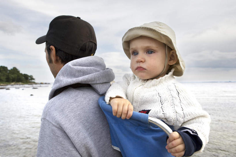 西方人,儿童,背,家庭,父亲,儿子,站,横图,室外,白天,侧面,纯洁,沙滩,植物,袋子,欧洲,欧洲人,阴影,光线,便当,沙子,影子,海岸,云,云朵,沙地,云彩,树,树木,小孩,蓝色,绿色,白云,蓝天,天空,阳光,自然,天,背着,站着,温暖,温馨,父子,一家人,父爱,可爱,童年,童趣,生长,晴朗,成长,和睦,便利,输送,运送,童真,烂漫,无邪,背袋,方便,背负,利便,轻易,天真,男孩,男人,男性,年轻男性,白种人,孩子,年轻人,海滩,晴空,站立,半身,彩图,融洽,男生