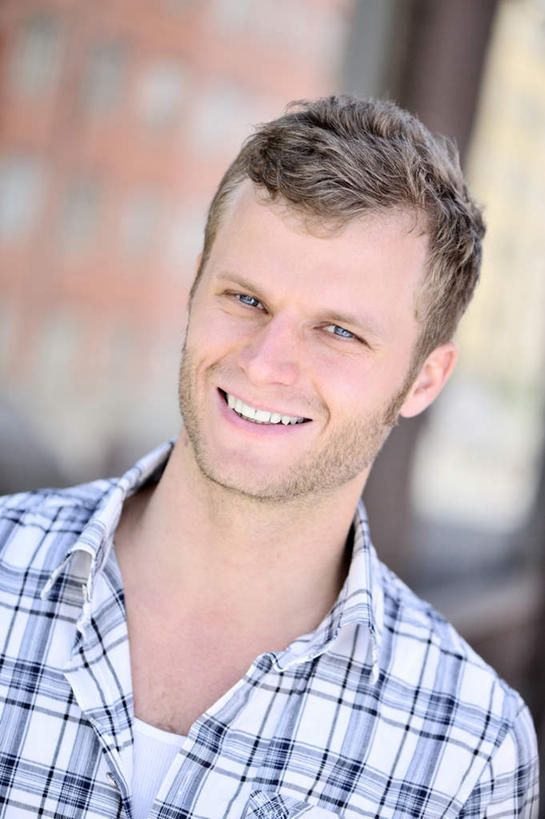 西方人,脸,头,脸颊,一个人,家,站,笑,微笑,露齿笑,竖图,室外,特写,白天,正面,欧洲,欧洲人,仅一个男性,仅一个人,阴影,服装,朦胧,模糊,光线,影子,房屋,墙,屋子,注视,休闲装,漂亮,楼房,肩膀,墙壁,墙面,住宅,仅一个年轻男性,衣服,阳光,观察,看,站着,休闲,休闲服,服饰,观看,察看,关注,男人,男性,年轻男性,白种人,头部,脸部,脸蛋,面部,站立,半身,彩图,房子,俊秀,英俊