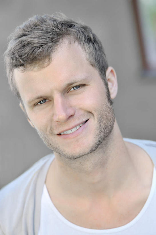 西方人,脸,头,脸颊,胡须,一个人,笑,微笑,露齿笑,竖图,室外,特写,白天,正面,欧洲,欧洲人,仅一个男性,仅一个人,阴影,服装,光线,影子,注视,休闲装,漂亮,肩膀,仅一个年轻男性,衣服,阳光,观察,看,休闲,休闲服,服饰,观看,察看,关注,男人,男性,年轻男性,白种人,头部,胡子,络腮胡,脸部,脸蛋,面部,半身,彩图,俊秀,英俊