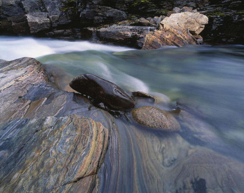 无人,公园,横图,室外,白天,正面,旅游,度假,草地,草坪,河流,石头,美景,水,植物,瑞典,欧洲,阴影,光线,石子,影子,河水,景观,水流,娱乐,草,树,树木,绿色,小溪,阳光,自然,溪水,享受,休闲,景色,放松,生长,成长,国家公园,斯堪的纳维亚,自然风光,北欧,斯堪的那维亚,斯堪的那维亚半岛,斯堪的纳维亚半岛,瑞典王国,阿比斯库国家公园,石块,彩图