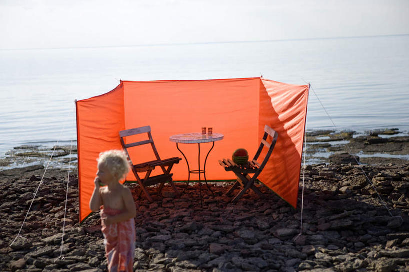 西方人,儿童,一个人,站,横图,室外,白天,正面,泳装,旅游,度假,纯洁,礁石,石头,餐桌,桌子,椅子,挪威,欧洲,欧洲人,仅一个女性,仅一个人,阴影,光线,石子,影子,帐篷,塑料,娱乐,小孩,阳光,塑料制品,站着,仅一个小孩,享受,休闲,橙色,放松,可爱,童年,童趣,餐台,斯堪的纳维亚,北欧,斯堪的那维亚,斯堪的那维亚半岛,斯堪的纳维亚半岛,露营,野营,童真,烂漫,无邪,连体泳衣,宿营,挪威王国,奥普兰,奥普兰郡,天真,女孩,女人,女性,白种人,孩子,礁,石块,岩石,站立,半身,彩图,泳衣,女生