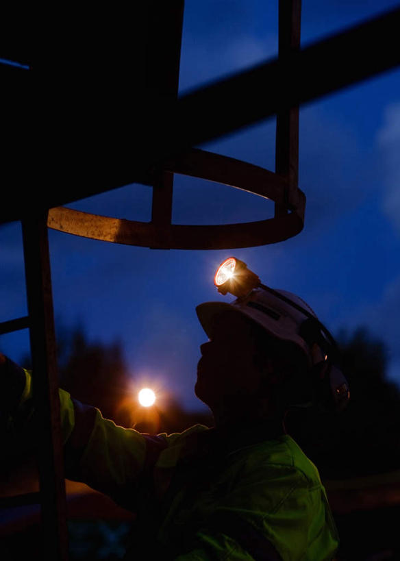 西方人,一个人,工程师,建筑工人,建筑师,站,攀登,竖图,室外,夜晚,侧面,工作服,制服,安全,帽子,照明,欧洲,欧洲人,仅一个男性,仅一个人,仅一个中年男性,阴影,光线,梯子,头盔,影子,阶梯,灯光,防护,注视,脚手架,灯,安全帽,灯具,建筑工地,观察,看,站着,爬,探照灯,观看,上升,保护,照亮,察看,照明设备,关注,保险,保全,周全,安稳,安定,登高,地盘,建筑地盘,施工地盘,工作制服,平安,男人,男性,中年男性,白种人,技师,建筑工,建筑设计师,攀爬,抬头,仰头,站立,半身,彩图,工作套服,工地