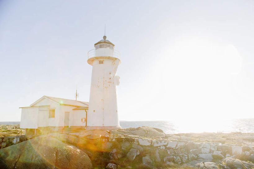 无人,横图,室外,白天,正面,旅游,度假,草地,草坪,石头,美景,植物,道路,瑞典,欧洲,阴影,光线,信息,石子,影子,景观,悬崖,灯塔,交通,拂晓,黎明,方向,娱乐,草,蓝色,绿色,蓝天,天空,阳光,自然,天,享受,休闲,景色,放松,晴朗,引导,指引,斯堪的纳维亚,自然风光,北欧,斯堪的那维亚,斯堪的那维亚半岛,斯堪的纳维亚半岛,万里无云,绝壁,航标,瑞典王国,石块,岩石,晴空,晴空万里,彩图,镜头光晕,透镜闪耀,眩光,斯堪尼省,导航