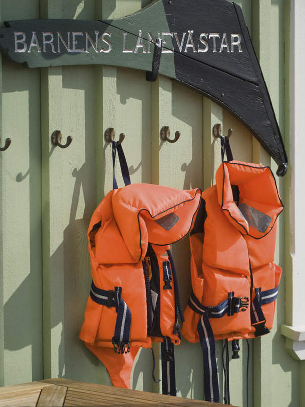 无人,竖图,室外,白天,正面,指示牌,船,吊挂,悬挂,阴影,光线,英文,标志,救生衣,文字,影子,字符,字母,墙,木船,挂,标识,墙壁,墙面,一个,阳光,交通工具,橙色,单个,英文字母,舟,载具,彩图