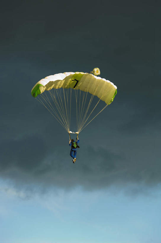 西方人,一个人,跳伞运动员,举,竖图,室外,白天,仰视,运动服,锻炼,运动,跳伞,降落伞,欧洲,欧洲人,仅一个男性,仅一个人,服装,乌云,云,阴天,云朵,着陆,云彩,注视,仅一个年轻男性,一个,衣服,天空,天,观察,看,托,服饰,单个,观看,登陆,察看,昏暗,衣着,阴沉,穿着,关注,载具,下降,降落,衣饰,航空工具,减速器,体育,跳伞运动,男人,男性,年轻男性,白种人,伞兵,跳伞人,跳伞员,跳伞者,举起,举手,举着,向上举,向上伸,向上托,彩图,低角度拍摄,全身,健身,运动装