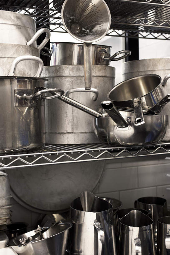 无人,竖图,室内,白天,正面,烹饪,厨房,窗户,桌面,桌子,厨具,金属制品,一堆,许多,阴影,堆叠,堆积,反射,金属,炖锅,锅子,影子,锅,玻璃窗,瓶子,锅具,堆,烹饪用具,烹调用具,烹调,彩图,灶间,厨房料理台,料理台