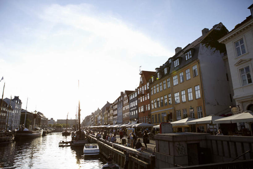 帆船,无人,家,横图,室外,白天,仰视,海浪,海洋,船,丹麦,欧洲,一艘,停靠,阴影,光线,影子,房屋,墙,屋子,浪花,云,云朵,首都,云彩,楼房,墙壁,墙面,住宅,蓝色,白云,蓝天,天空,阳光,海水,交通工具,天,晴朗,停泊,载具,北欧,海景,丹麦王国,哥本哈根,西兰岛,新港,大海,风浪,海,海水的波动,近岸浪,涌浪,晴空,彩图,低角度拍摄,房子