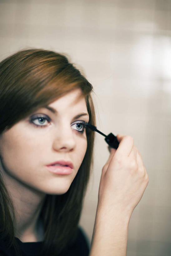 西方人,一个人,家,竖图,室内,白天,正面,瑞典,欧洲,欧洲人,仅一个年轻女性,仅一个女性,仅一个人,阴影,服装,装饰,梳妆,光线,影子,房屋,墙,屋子,灯光,楼房,墙壁,墙面,住宅,华丽,修饰,点缀,斯堪的纳维亚,北欧,斯堪的纳维亚半岛,衬托,美观,雅致,雅观,瑞典王国,妆扮,年轻女性,女人,女性,白种人,半身,彩图,打扮,装扮,房子,装束